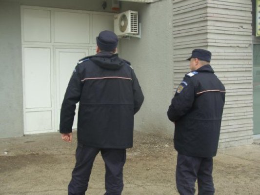 Un paznic din Poarta 6, prins la furat